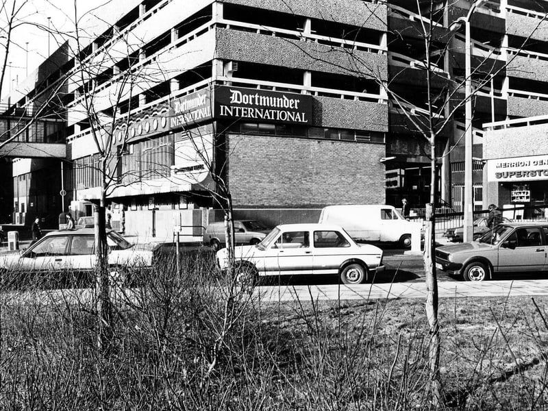 The Merrion Centre from Wade Lane, with the Dortmunder International public house in the centre. Pictured in February 1985.