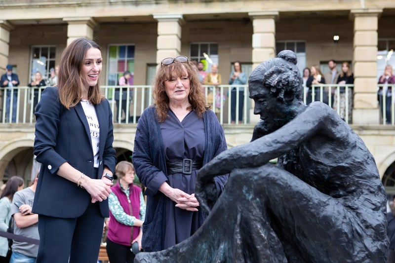 Suranne Jones with sculptor Diane Lawrenson at The Piece Hall