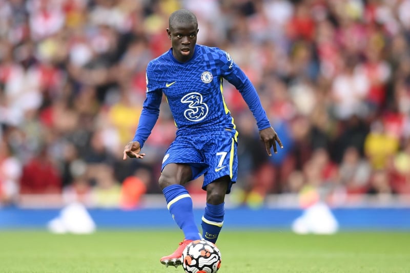 Chelsea are prepared to offload 30-year-old France midfielder N'Golo Kante next summer. (Fichajes).
