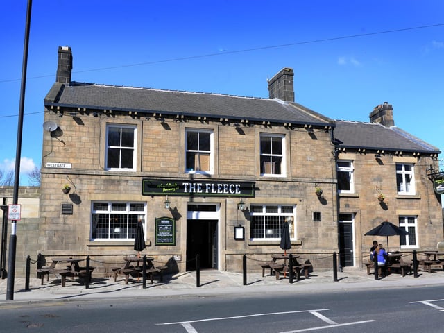 This traditional pub offers guests and dogs a warm welcome, boasting a double-sided log burner which is the focal point of the main bar. Expect hearty pub grub using ingredients from local suppliers, like the Hunter’s Chicken, wholetail breaded scampi and a steak and ale pot pie.