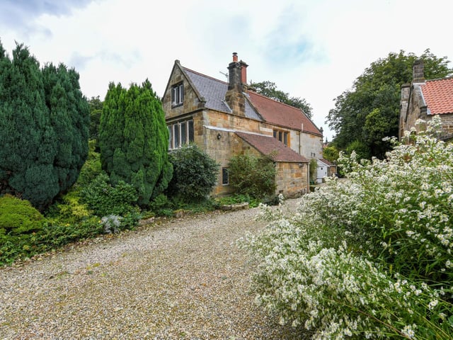 Approaching Thorpe Hall via the gravel driveway