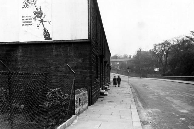 Morris Lane close to the junction with Kirkstall Lane in October 1946.