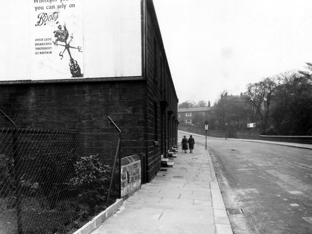 Morris Lane close to the junction with Kirkstall Lane in October 1946.
