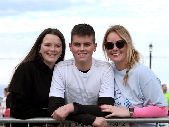 Caitlin, Tiernan and mum Christina Ingham get ready for the race.