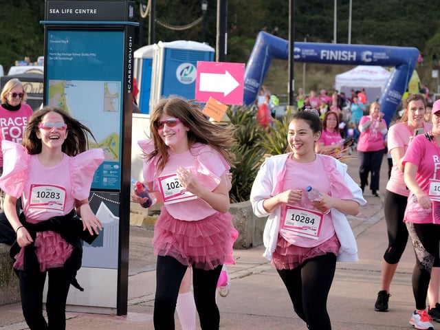 Some runners set off.