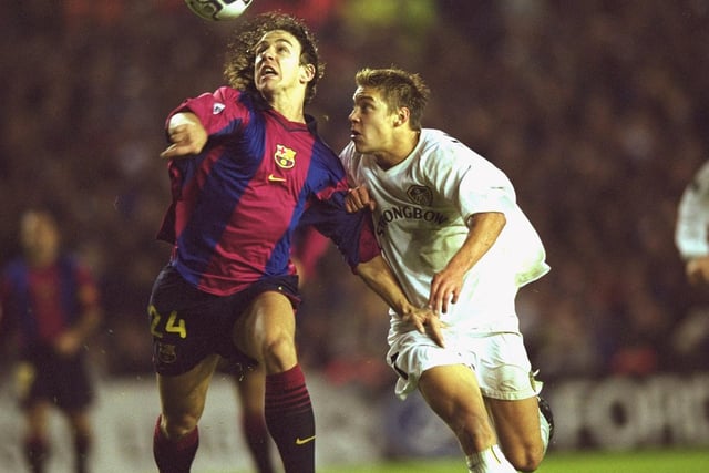 All eyes on the ball for Alan Smith and Barcelona's Carlos Puyol.