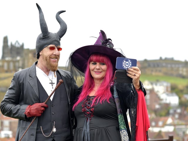 Taking a Goth Weekend selfie! 194997b