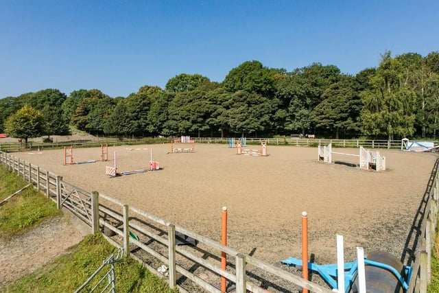 Outside equestrian facilities include a turnout area and open covered courtyard, an all-weather arena and an automated electric horse walker (available by separate negotiation) as well as a grazing area.