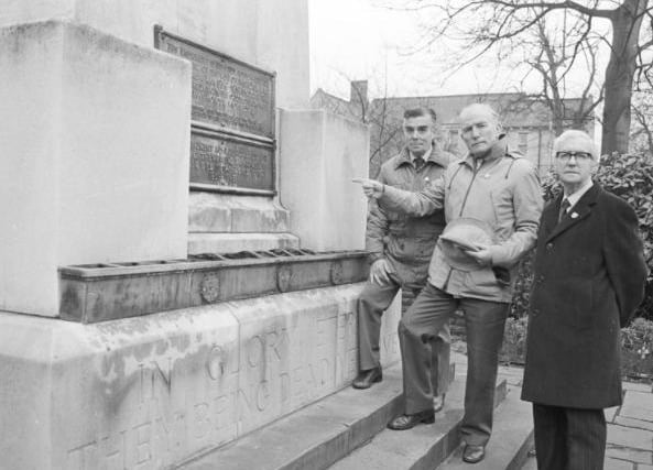 Ex-servicemen pay a visit to the Wentworth Street war memorial in the 1980s.