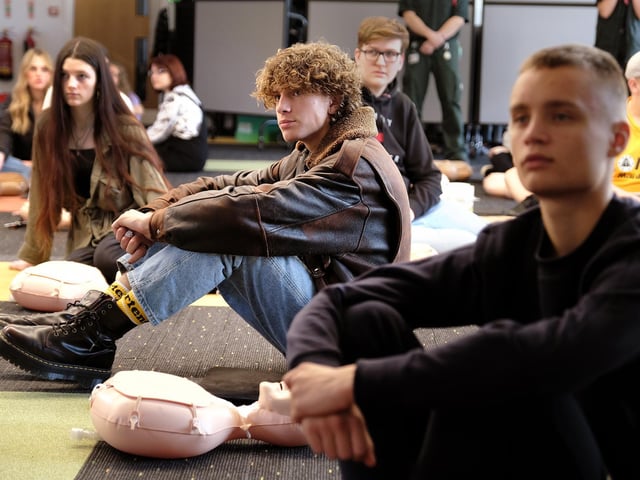 Students listen to the teaching advice.