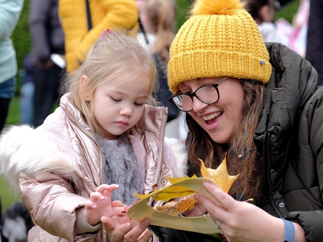 Eleanor and Kayleigh Sheader making an autumn wreath.