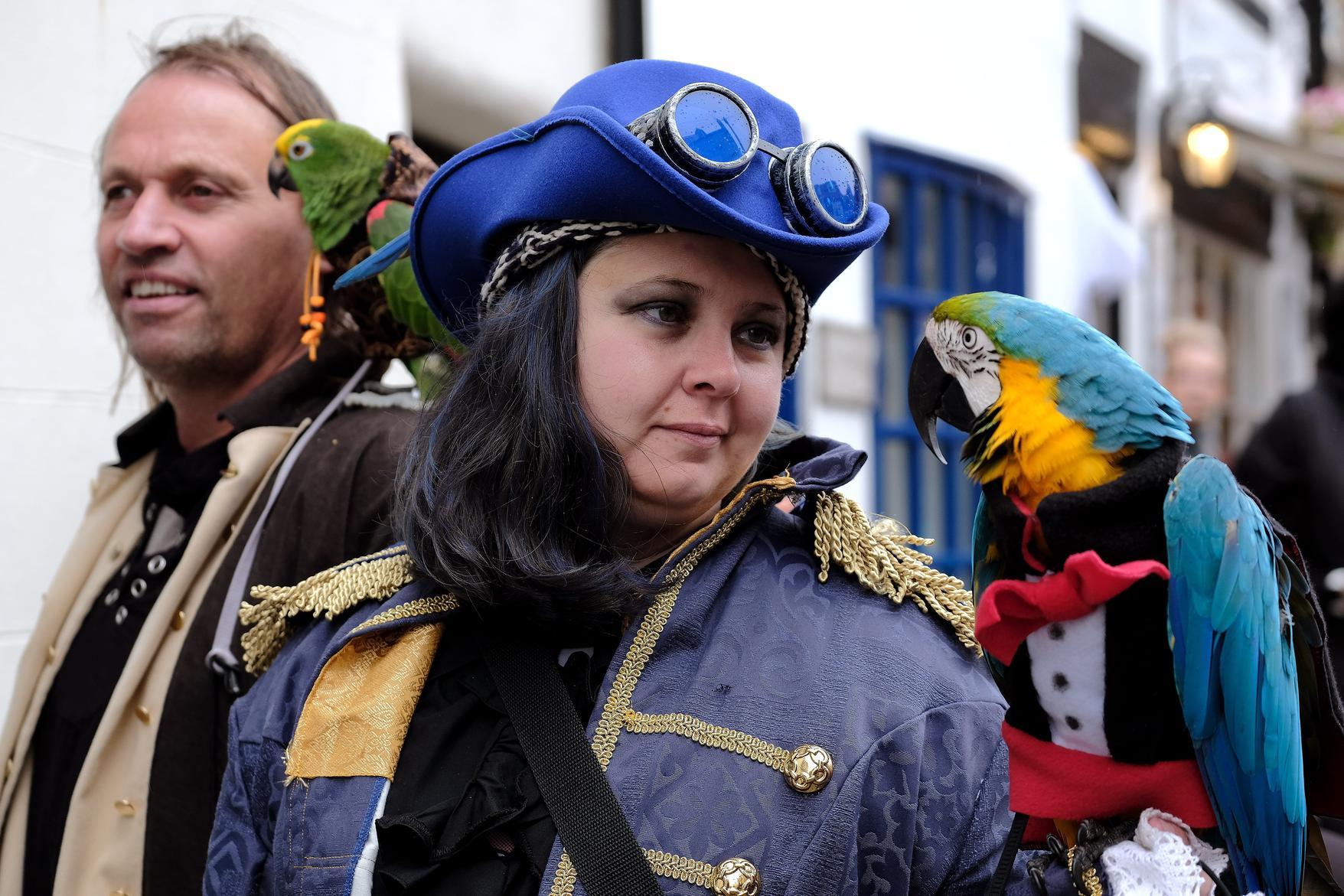 Strolling along with a feathered friend!
214810r