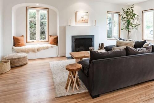Quintessential California coastal living awaits you in this airy Santa Barbara home. Located between the mountains and the beach, you’ll be just minutes away from trails and parks, and a stone’s throw from Santa Barbara’s restaurants and cultural treats.