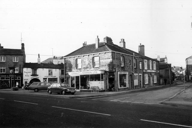 Bondgate showing its junction with New Market in November/December 1976. In the centre is Garbutt & Mawson Ltd., iron and agricultural supplies. Moving right along New Market is the Ring O' Bells pub.
