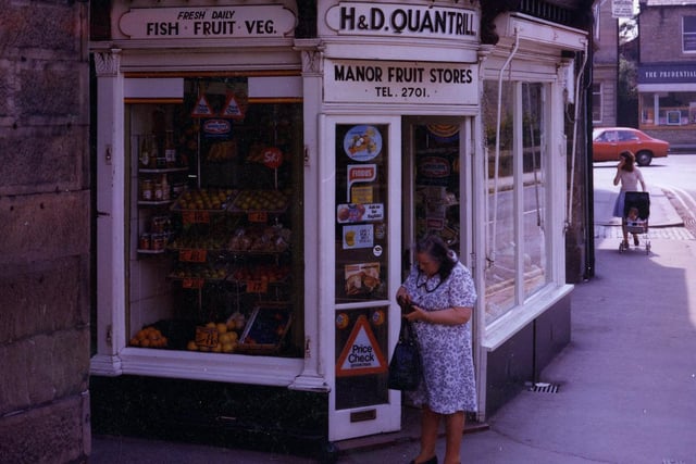Clapgate showing H&D Quantrill's greengrocers store. On the right is Manor Square with the Prudential Assurance Company just visible. To the left of Quantrill's is a passageway leading to Bay Horse Court.