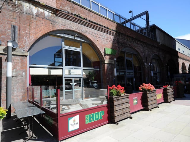 The Hop in Granary Wharf is owned by Ossett Brewery. Critics noted its good selection of own-brand beers including the Ossett Yorkshire Blonde and Silver King, as well as the six locally sourced changing beers.