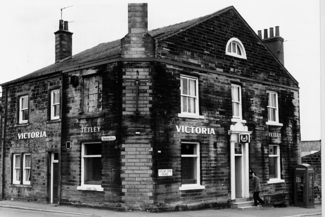 The Victoria Pub at Lowtown, Pudsey in September 1977.