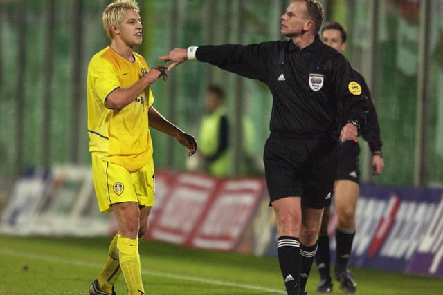 Alan Smith argues with the referee Fritz Stuchlik.