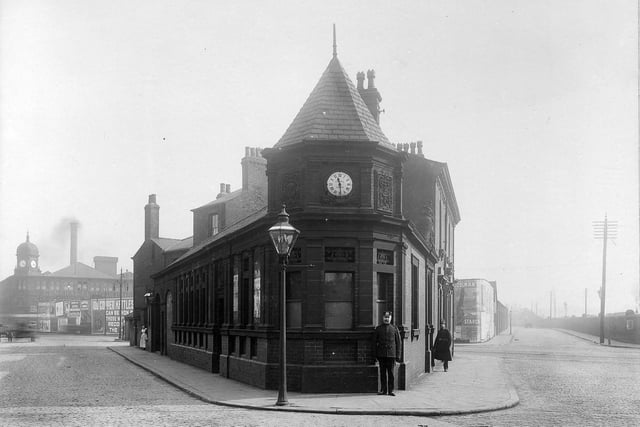 Hunslet Road showing the police station at no. 96 in the centre pictured in May 1908. Crown Point Street is to the right of the police station, becoming Butterley Street after the junction with Hunslet Lane.