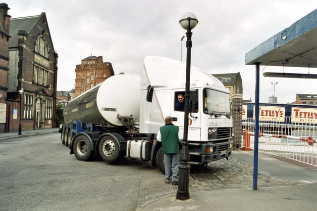 Beer Wagon at entrance to Tetley's Brewery on Hunslet Road in October 1999. Salem United Reformed Church can be seen on the left.