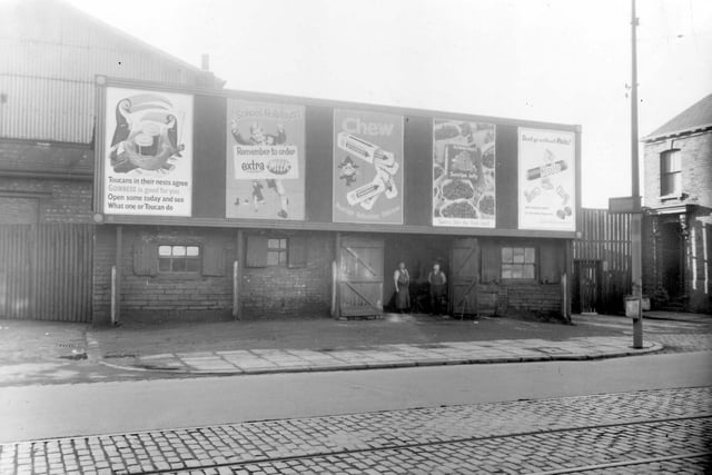 Blacksmith's Forge on Hunslet Road pictured circa 1940s/early 1950s. It was a business belonging to the Wright Brothers shoeing smiths.
