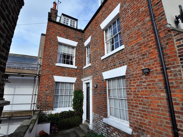 Linskill House, which was once the home of novelist Mary Linskill. There is a monument to the writer in the Whitby Parish churchyard.