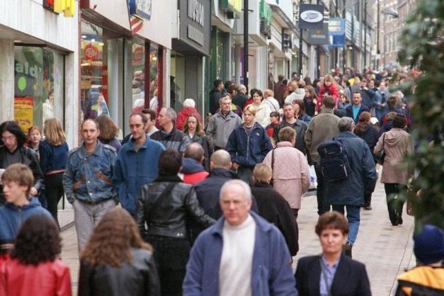 Christmas shoppers on Kirkagte in 1997 - if the fashion didn't give it away!