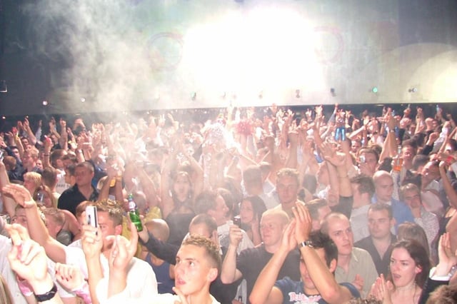 A Syndicate crowd enjoying a Saturday night out, 2004