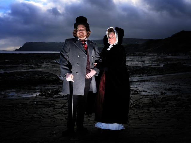 Andy and Kimberley Moore take a stroll on the beach.
215083b