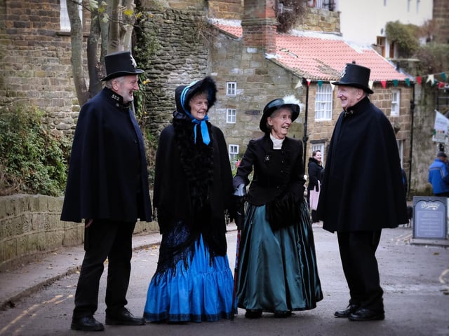 Enjoying a morning stroll in Robin Hood's Bay.
215083h