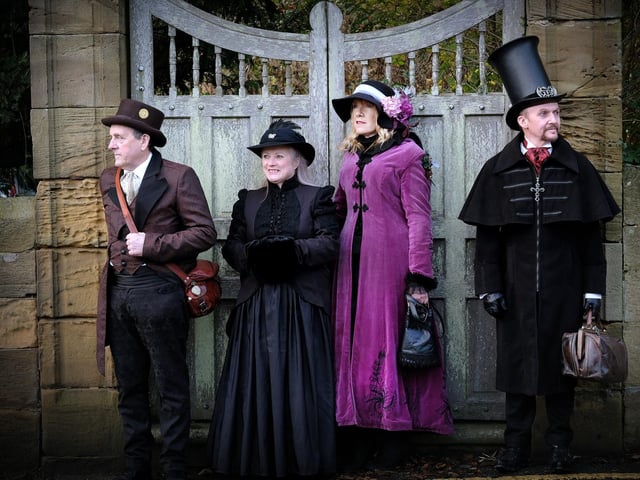 People enjoying the Victorian Weekend.
215083j