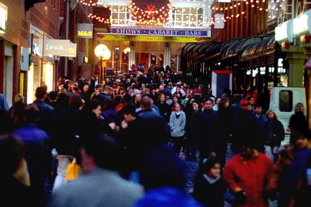 Festive shoppers hit Blackpool town centre in 1997