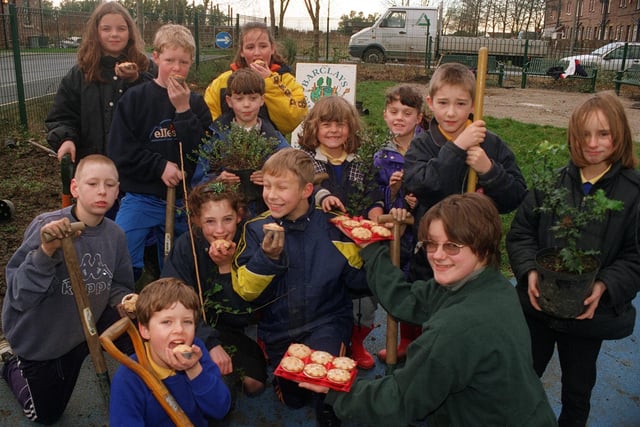 Groundwork Leeds were sprucing up the Thorpe Community Garden in Back Oackley Street in time for Christmas. Taking a break from their work the children are rewarded with a seasonal mince pie.