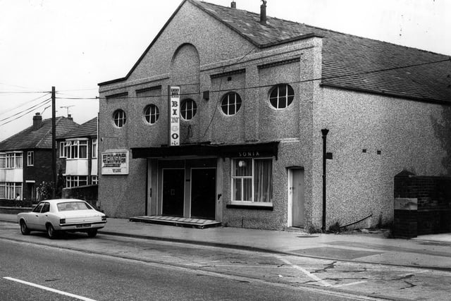 The Lucky Days Bingo Hall on Aberford Road at Woodlesford in July 1979, which has round windows on upper floor. Sonia, ladies' hairdresser, occupies part of the ground floor.