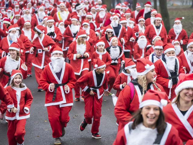 Santa Dash runners in Roundhay Park