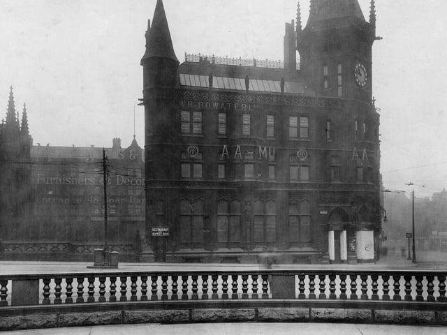 City Square in December 1922. The corner shows the Park Row face of the Royal Exchange Chambers housing the Automobile Association and W H Bayswater Ltd, Colliers Proprietors among other businesses.
