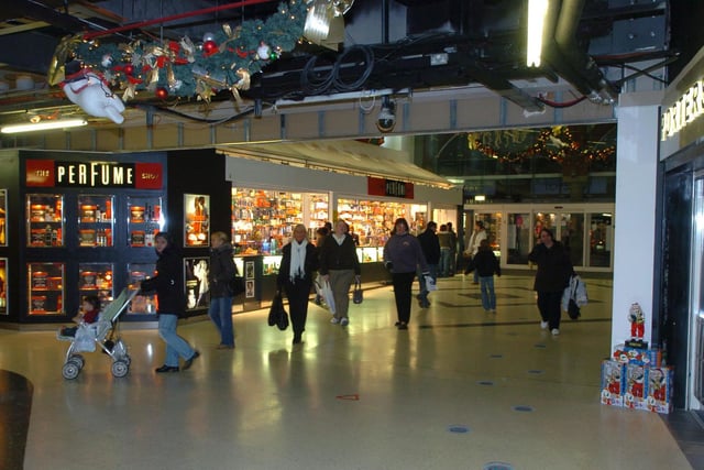Christmas shoppers in the Houndshill, 2007