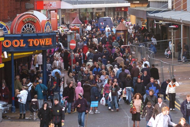 Crowds in Bank Hey Street, 2006