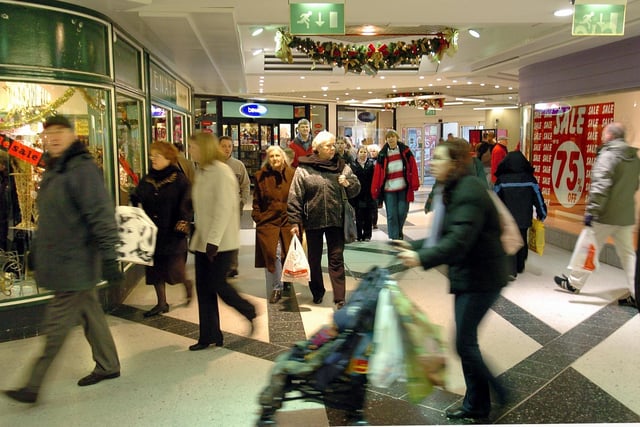 Shopping on December 20 2004 - busy times in the Houndshill
