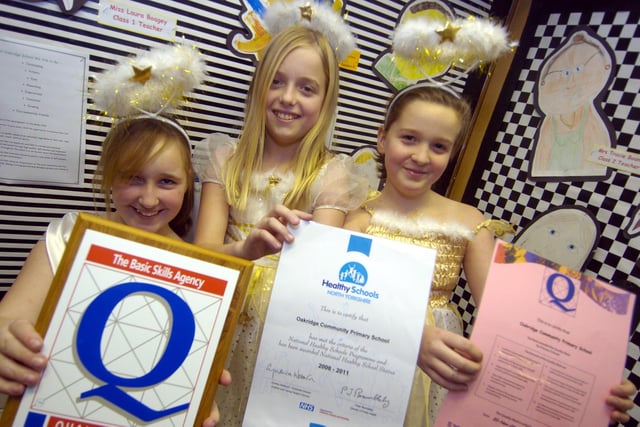 Oakridge Primary School pupils receive an award.