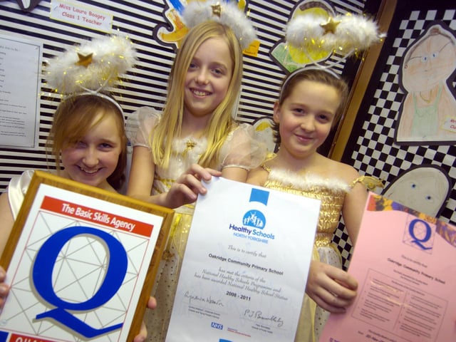 Oakridge Primary School pupils receive an award.