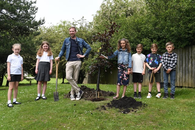 7th June 2021
Ricky wilson from the Kaiser Chiefs plants a tree at Rossett Acre Primary School, Harrogate.
Pictured with Ricky are April aged 9, Rowan 9, Jacob 9, Toby 9, Emily 8 and May 8, no surnames to be given.
Picture Gerard Binks