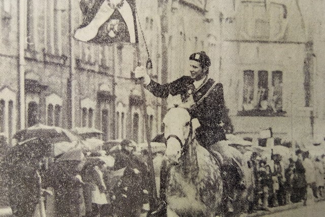 1870 Braw Lad Bruce Dorward gallops along Scott Street with the Burgh Flag proudly flying.