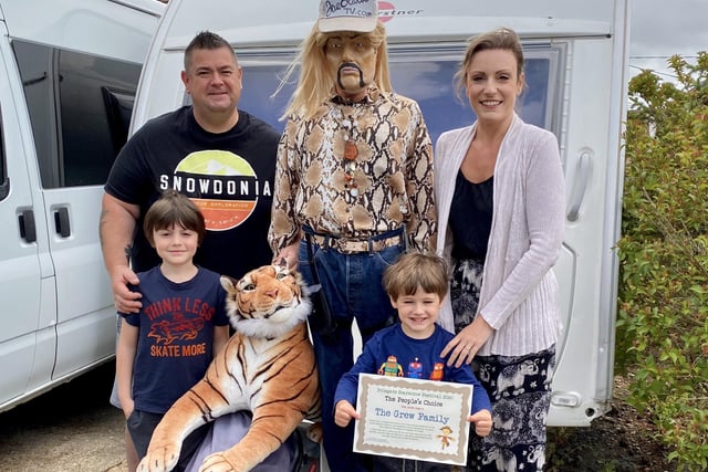 Polegate Scarecrow Festival 2020. People's Choice, The Grew Family, North Close SUS-200107-102533001