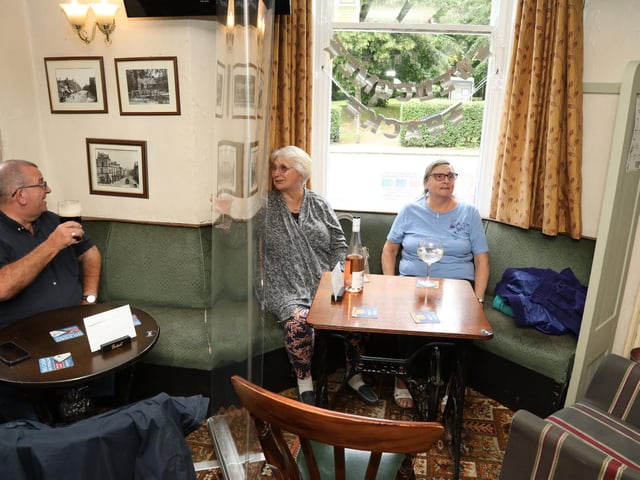 Screens in The Queen's Head