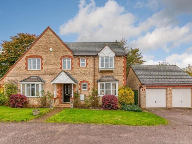 Sharmans Close, COGENHOE A well-kept and improved Francis Jackson-built detached family home located in the older part of the village in a small cul-de-sac. It boasts Four bedrooms, two en-suite shower rooms, three reception rooms and a superbly re-fitted and altered kitchen/breakfast room and conservatory. Marketed by Howkins & Harrison LLP, Northampton