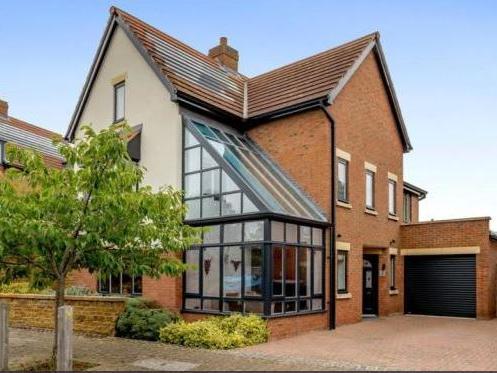 469,950  6 bedroom house in Upton Hall Lane, Northampton. Marketed by Carter Jonas