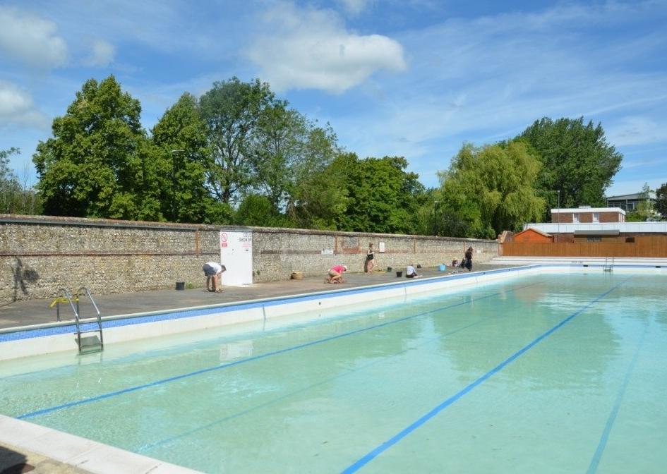 Community rallies to clean up Pells Pool in Lewes ahead of reopening