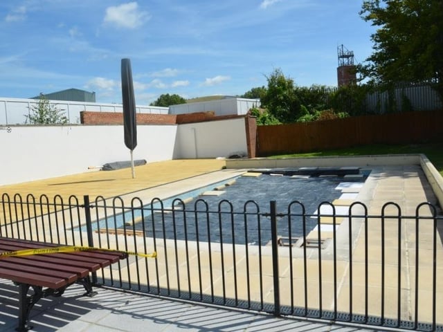 Community rallies to clean up Pells Pool in Lewes ahead of reopening