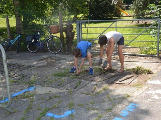Community rallies to clean up Pells Pool in Lewes ahead of reopening